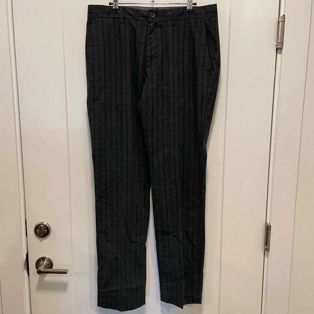 Banana Republic Aiden Fit Mens 33x32 Charcoal Grey Striped Chino Pants Slim Fit